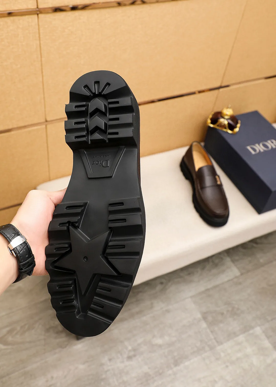 Men's shoes 💰480 💐 Product trademark: Dior "Dior" casual leather shoes Regular size: 39-44 (45🉑️customized) Product materials: Selected Italian imported first-layer pebbled cowhide leather upper + classic hardware buckle, imported water-dyed 🐂 cowhide lining. Strong three-dimensional visual effect, original outsole Color: 3⃣️colors available